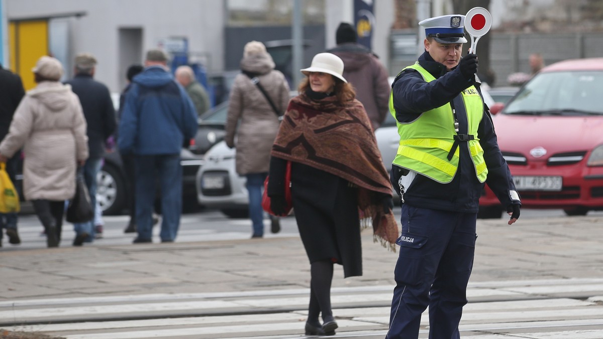 Osiem osób zginęło, a 75 zostało rannych w 71 wypadkach, do których doszło wczoraj. Policjanci zatrzymali też tego dnia ponad 240 nietrzeźwych kierujących - poinformowała w dzisiaj podinsp. Katarzyna Balcer z Komendy Głównej Policji.