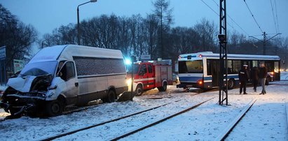 14 osób w szpitalu. Wypadek busa z autobusem w Krakowie