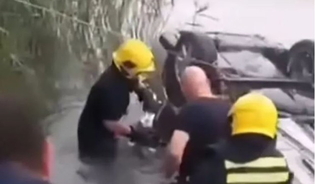 Akcija izvlačenja tela iz automobila na jezeru kod Bečmena