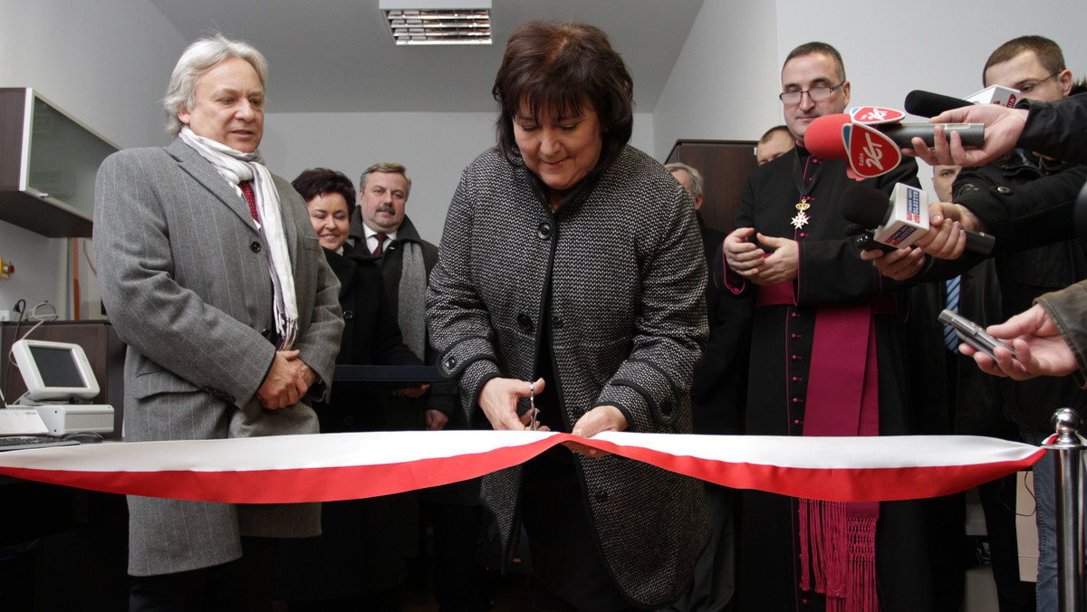 W szpitalu uniwersyteckim w Olsztynie powstanie centrum neurorehabilitacji i leczenia śpiączki. Wsparcie dla tej inicjatywy obiecała w czwartek żona prezydenta Anna Komorowska - poinformował prof. Wojciech Maksymowicz z Uniwersytetu Warmińsko-Mazurskiego.