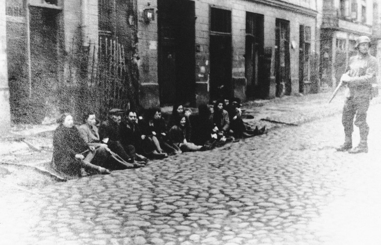 Fotografia z raportu generała SS Jürgena Stroopa dokumentującego likwidację getta w Warszawie