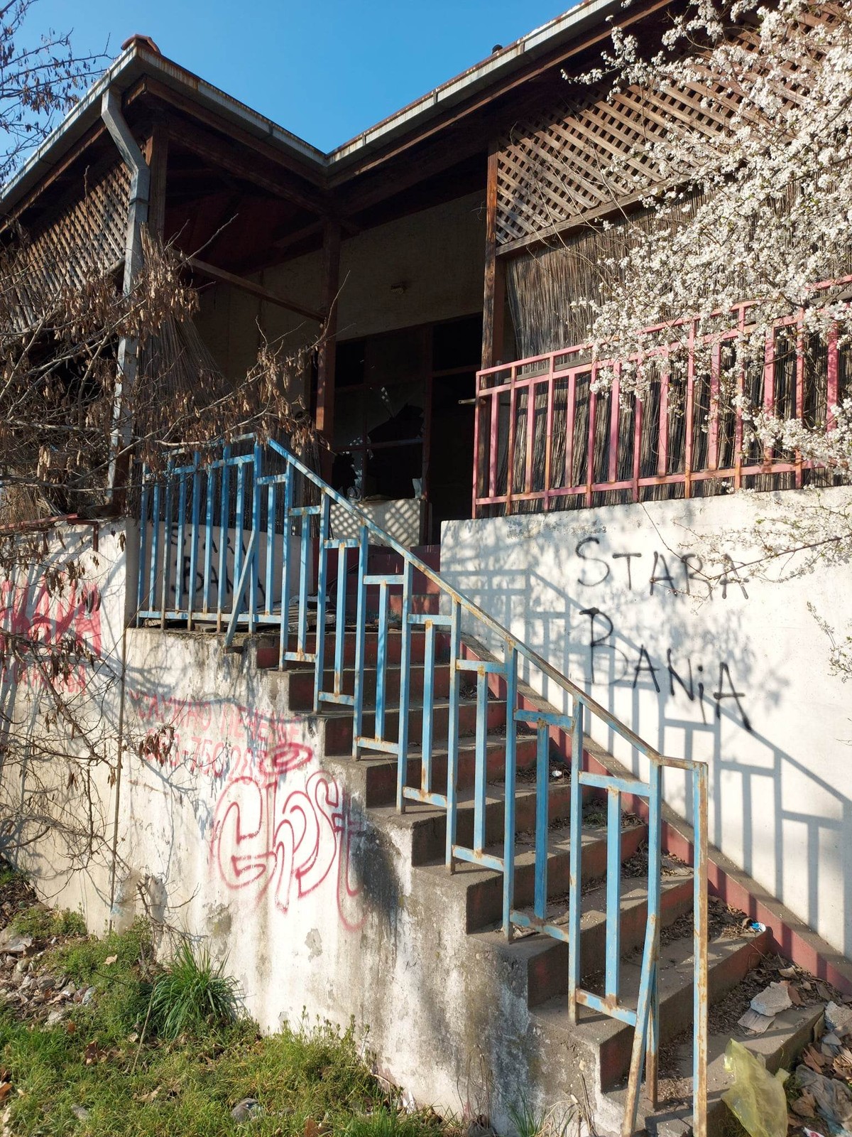 Ulaz u napuštenu kafanu - mnogo dana proveo je i ovde