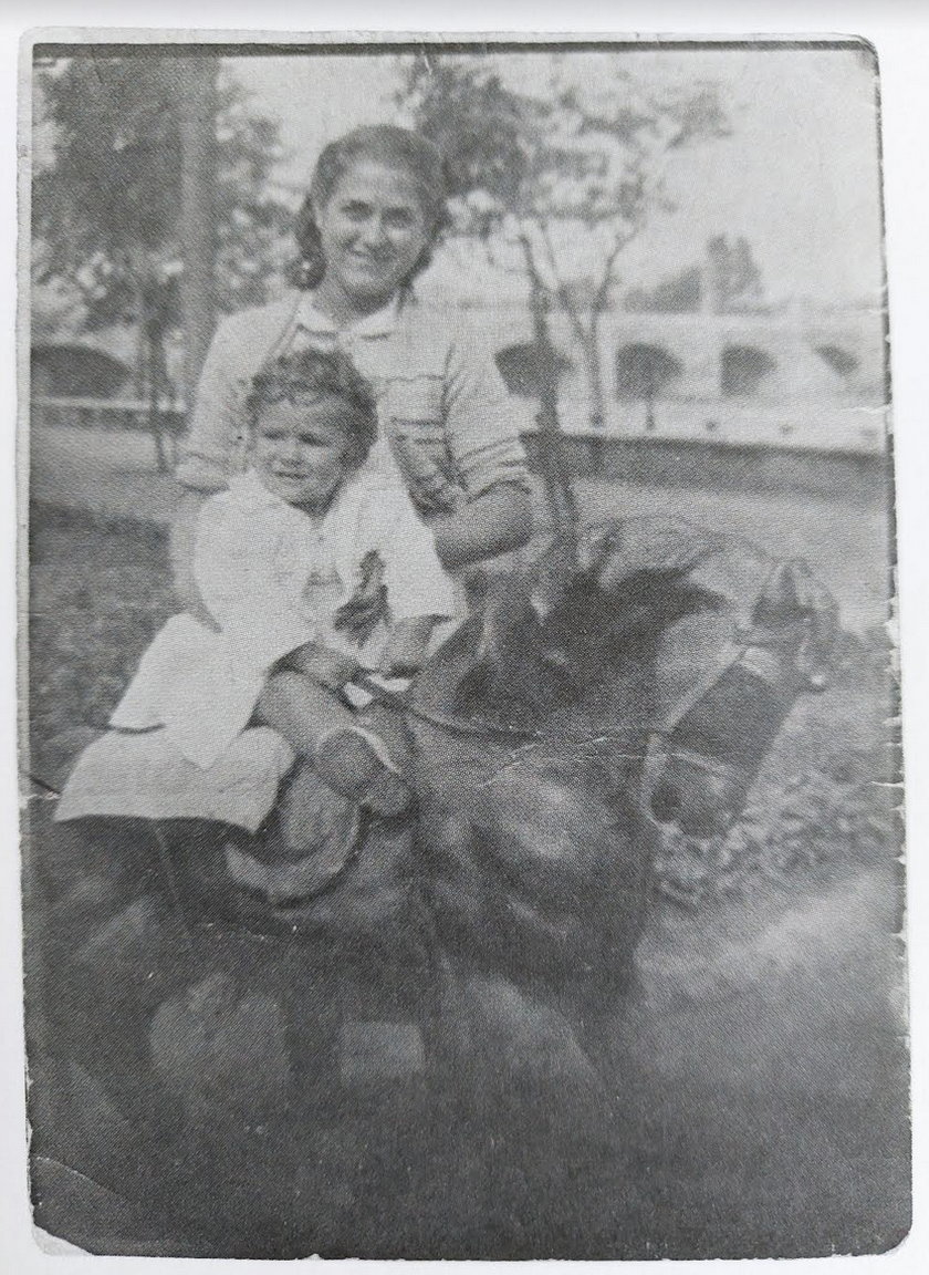 Antonia i dziewczynka z bogatego domu, którą się opiekowała. Rok 1948.