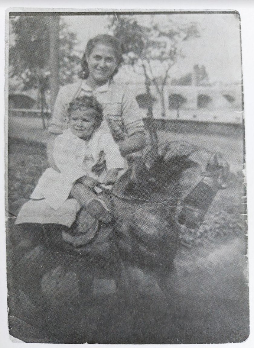 Antonia i dziewczynka z bogatego domu, którą się opiekowała. Rok 1948.