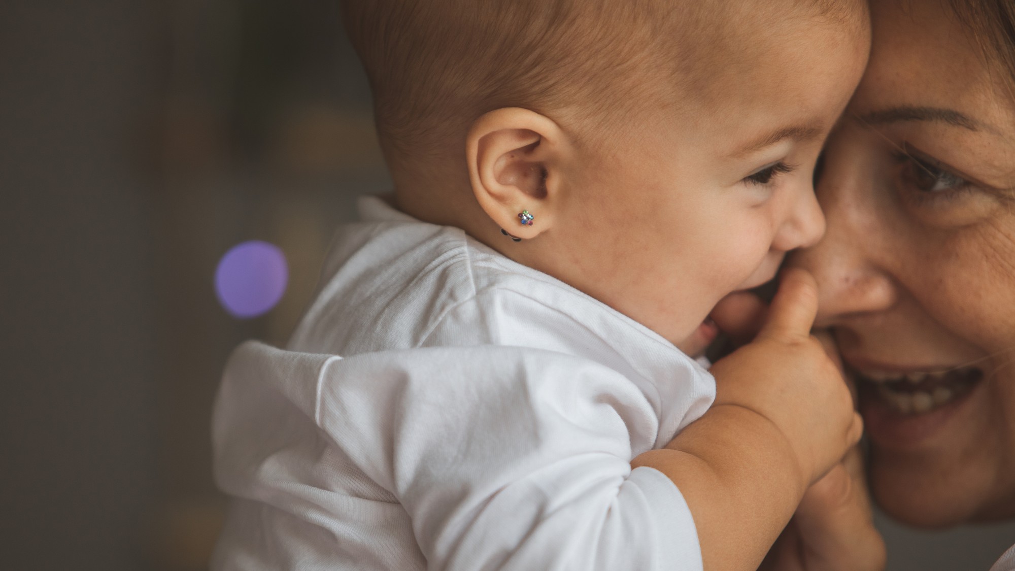 Prvé náušničky pre malú princeznú? Pediatrička vysvetľuje, prečo je vhodné počkať niekoľko týždňov po narodení... Ilustračná foto