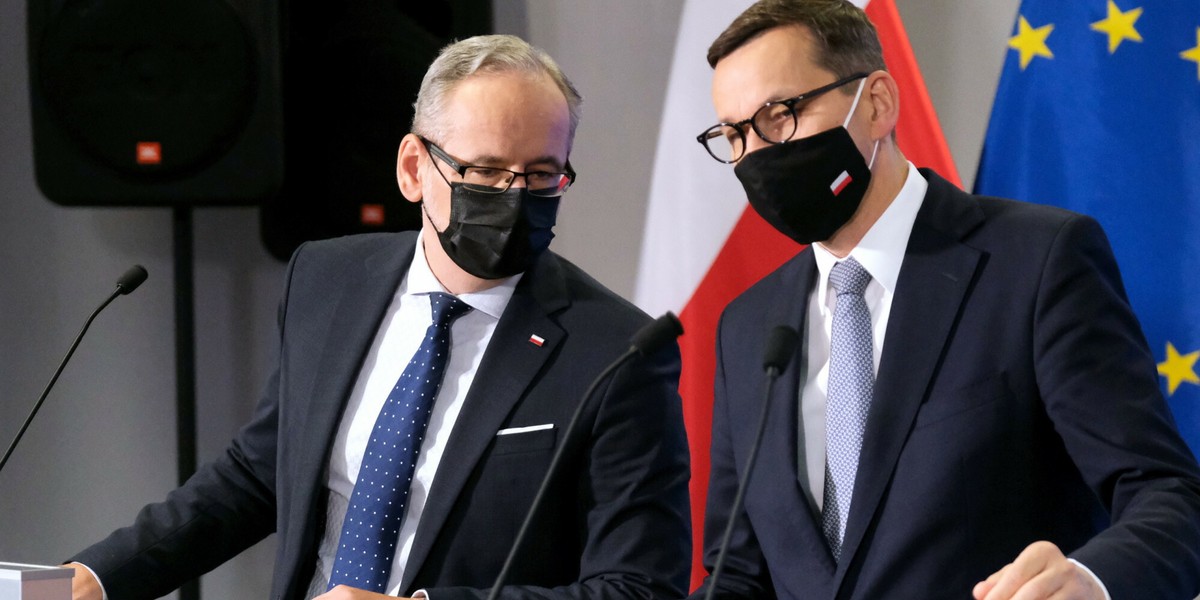 Rządzący od tygodni przekonują, że obecna strategia na pandemię póki co się sprawdza. Zupełnie inaczej do czwartej fali podeszły takie kraje jak: Francja, Włochy, Czechy, Słowacja, Bułgaria, Irlandia, Walia czy Austria, które zaczęły wymagać w niektórych miejscach przepustek covidowych. 