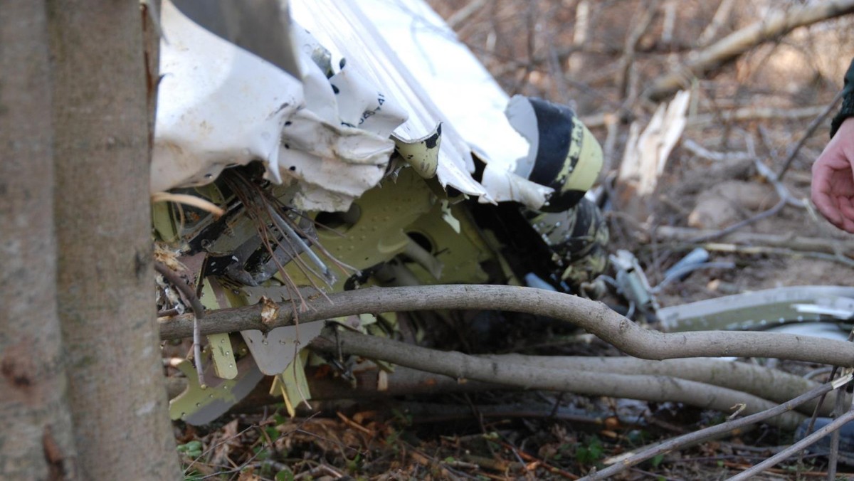 Niepublikowane dotąd zdjęcia zniszczonego skrzydła Tu-154M i złamanej brzozy zaprezentowane podczas konferencji prasowej przez Macieja Laska, szefa zespołu wyjaśniającego opinii publicznej okoliczności katastrofy pod Smoleńskiem. 