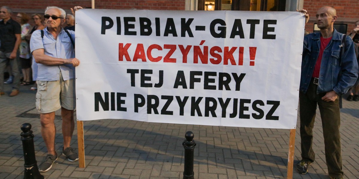 Manifestacje przeciwko Ziobrze. Oto transparentny i łańcuchy światła. Tak było w kilku miastach. Galeria