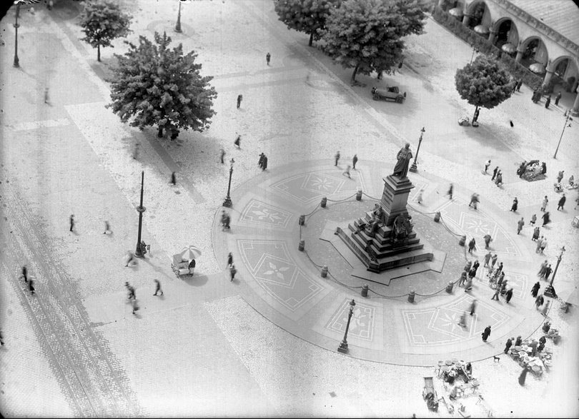 Pomnik Adama Mickiewicza na krakowskim Rynku. 1937 rok. Źródło: Narodowe Archiwum Cyfrowe.