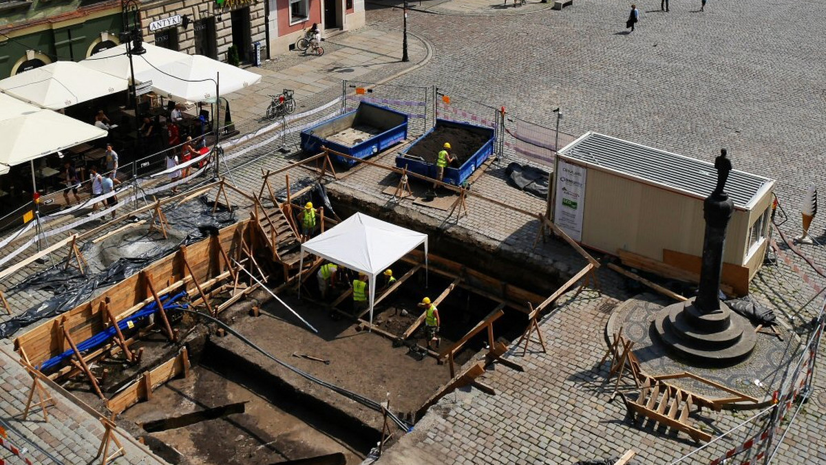 Trzy metry pod powierzchnią Starego Rynku w Poznaniu archeolodzy odkryli fragment kanału ściekowego odprowadzającego nieczystości. Znalezisko pochodzi z drugiej połowy XIII wieku.