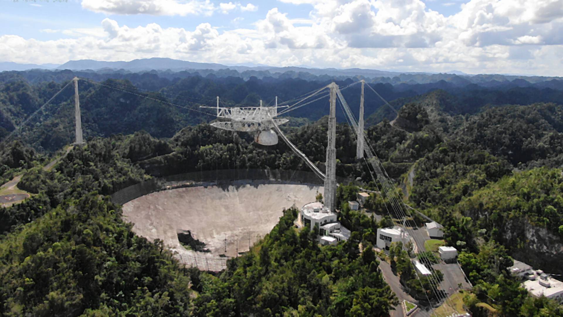 Slávne observatórium z bondovky Zlaté oko sa zrútilo pred plánovanou demoláciou