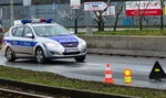 Wjechał pod autobus i zadławił się szczęką. Uratował go policjant