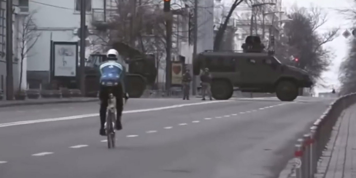 Kamery telewizyjne uchwyciły niezwykłe obrazki ze stolicy Ukrainy. Jeden z kolarzy wybrał się na trening rowerowy mimo wielkiego zagrożenia.