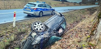 Groźny wypadek Głuszycy Górnej. 75-latek po dachowaniu wylądował z autem w rowie