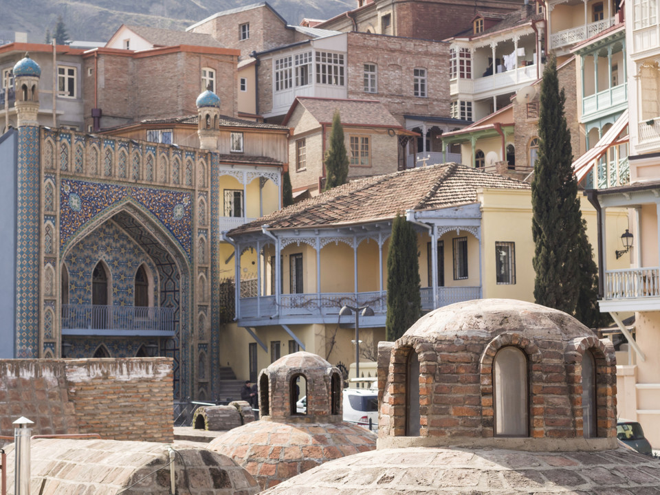 Tbilisi - łaźnie siarkowe (z lewej łaźnia Orbeliani) i domy starego miasta