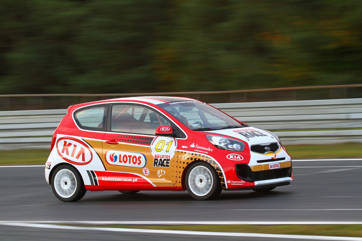 Wyścigowe Mistrzostwa Polski Kia Picanto "Kia Lotos Race" skusiły niemal 30 zawodników