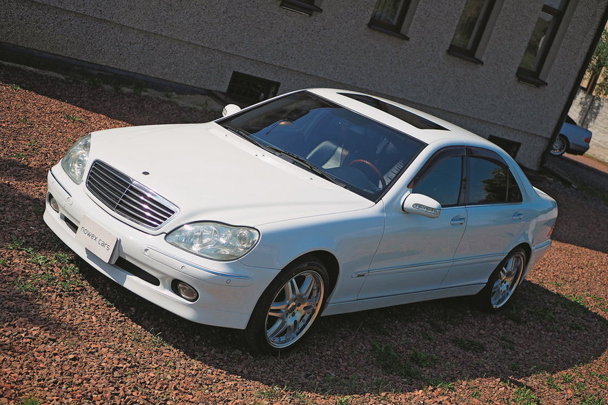 Największy udział w imporcie z Japonii mają modele marki Mercedes-Benz, zwłaszcza limuzyna Klasa S (na zdj. białe auto w wersji S 500L z 1998 r.), ale licznych fanów ma włoskie Maserati, na czele z sedanem Quattroporte.