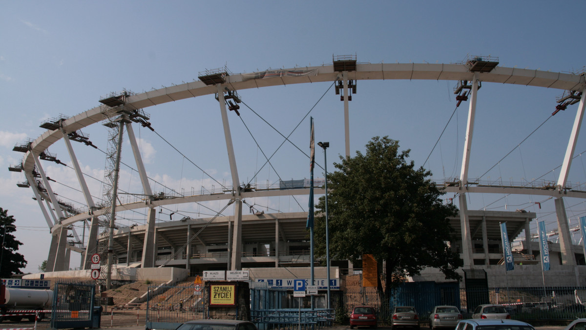 Tuż przed końcem roku Urząd Marszałkowski podpisał z wykonawcą modernizacji Stadionu Śląskiego w Chorzowie Mostostalem Zabrze, tymczasowy aneks przedłużający termin realizacji przebudowy do końca lutego 2012 roku. Marszałek województwa już zapowiedział, że będzie domagał się odszkodowania za przeciągającą się przebudowę - czytamy w "Dzienniku Zachodnim".