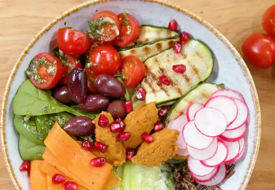 Bowl z czerwonym ryżem i warzywami - najlepsze co możesz zrobić dla siebie