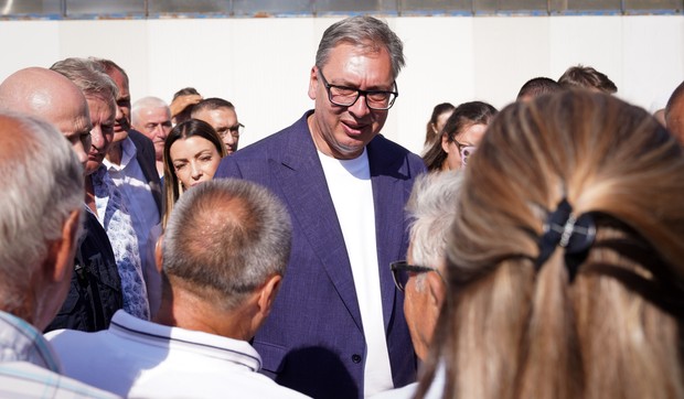 Aleksandar Vučić posetio je danas u selu Vitoševac u opštini Ražanj, u okviru obilaska jugoistoka Srbije, komapniju "Gerber-Export" koja se bavi proizvodnjom i montažom metalnih i čeličnih konstrukcija