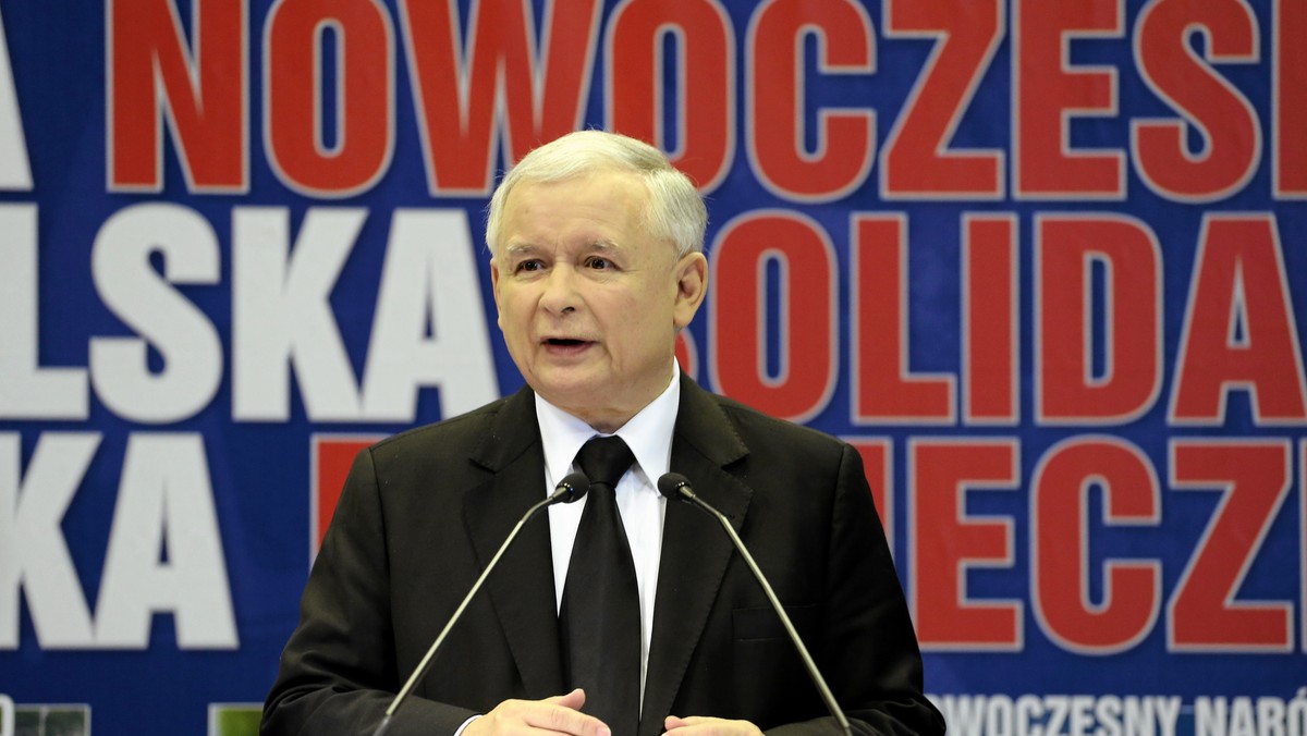 W przypadku wprowadzenia podatku katastralnego PiS planuje akcje społeczne i skargę do Trybunału Konstytucyjnego - zapowiedział Jarosław Kaczyński. Zaznaczył, że nowy podatek będzie potężnym uderzeniem "zarówno w starsze pokolenie, które czegokolwiek się dorobiło, ale także młodsze, które za kredyty kupiło sobie mieszkania".