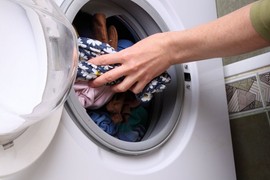 Ovo je NAJČEŠĆA GREŠKA koju prave žene u Srbiji kad uključuju VEŠ-MAŠINU: Zbog nje im uređaj strada za PAR GODINA