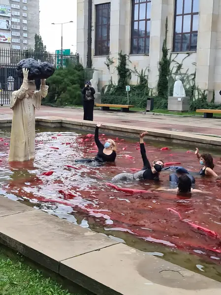 Protest aktywistek pod rzeźbą papieża pod Muzeum Narodowym w Warszawie