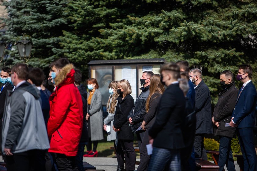 Kraków. Pierwszy dzień lockdownu a w Czyżynach bierzmowanie. Tłumy pod kościołem