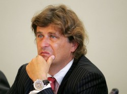 Palikot: Nie zakazywać sprzedaży akoholu