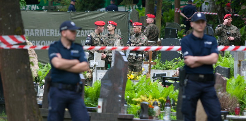 Ekshumacja Arama Rybickiego na gdańskim Srebrzysku. Bliscy protestują przed bramą