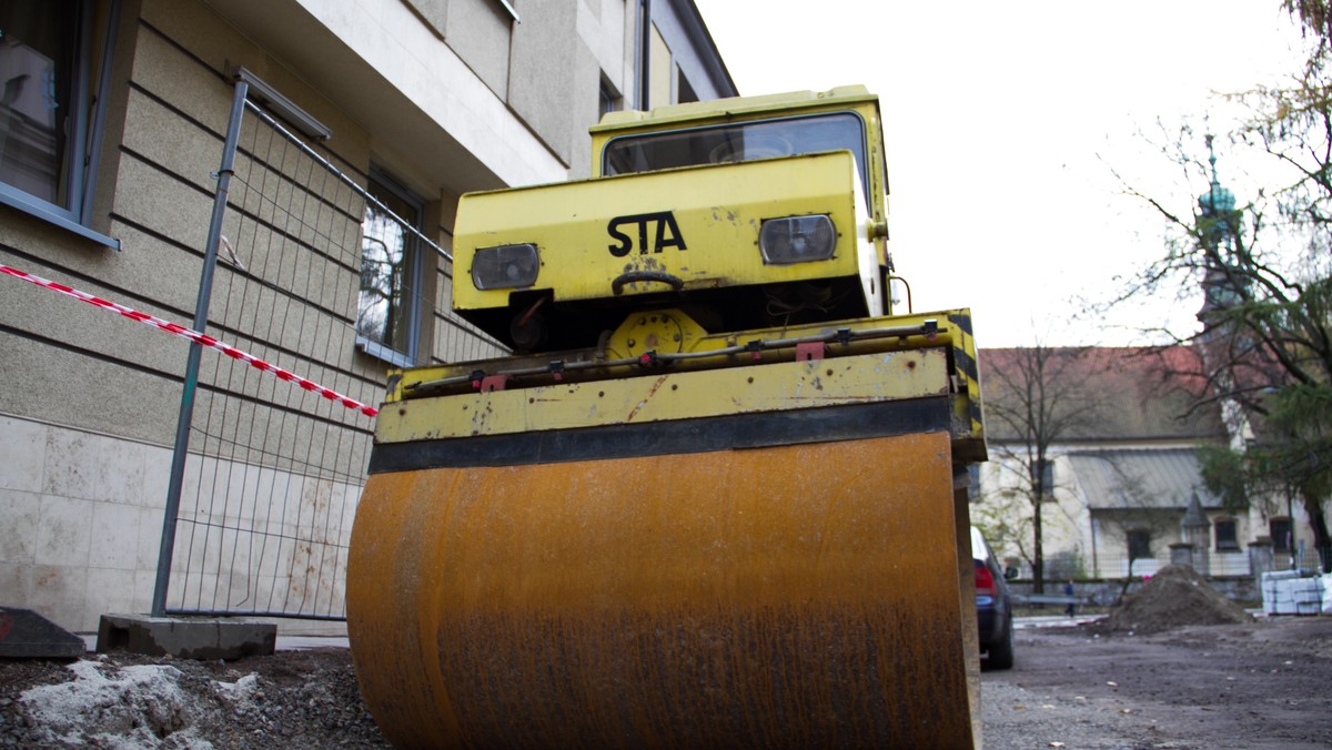 Prace związane z przebudową ul. Prostej trwają już od kilku tygodni, ale do tej pory były to przebudowy podziemnych instalacji. Od środy, 29 stycznia, drogowcy wejdą z pracami na jezdnię. Wyłączone z ruchu będą odcinki od ul. Żelaznej do Twardej oraz od Żelaznej do Miedzianej.