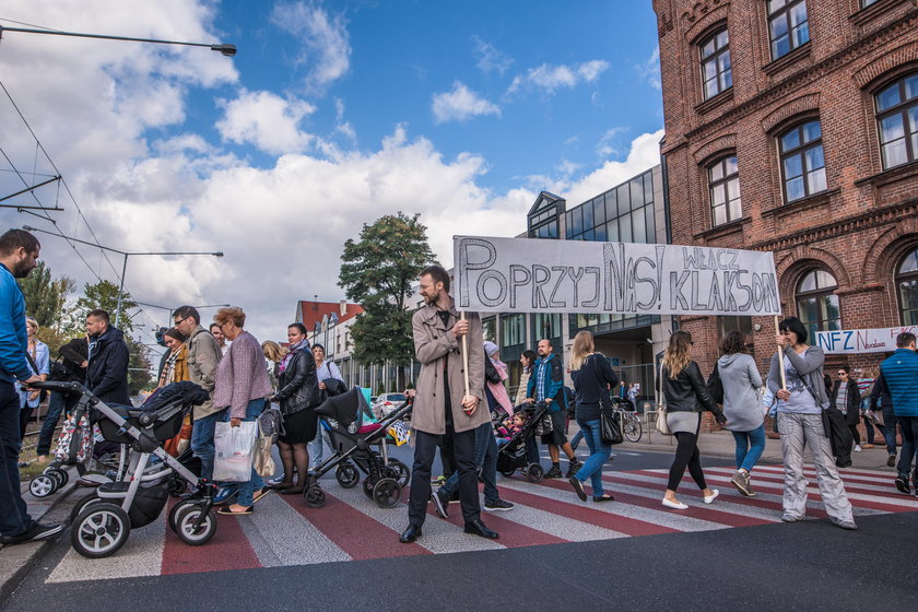 Matki protestują przed łódzkim NFZ-em w obronie szpitala Pro-Familii 