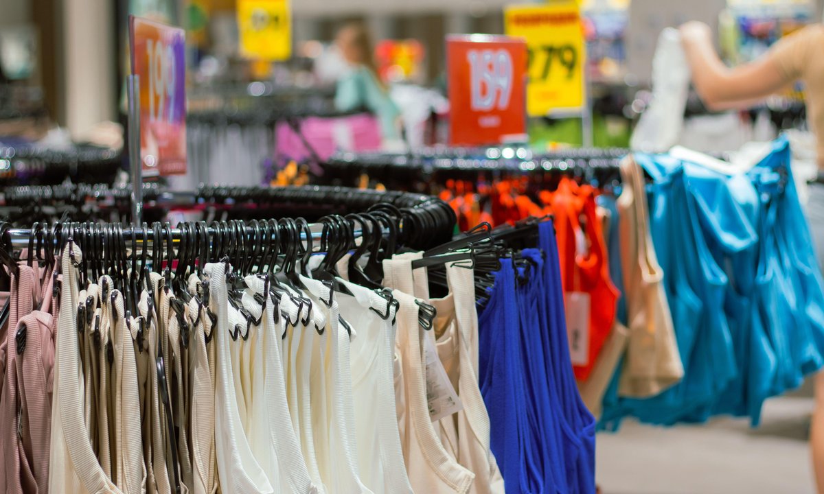 To był kultowy element garderoby lat 2000. Powraca w odświeżonym stylu