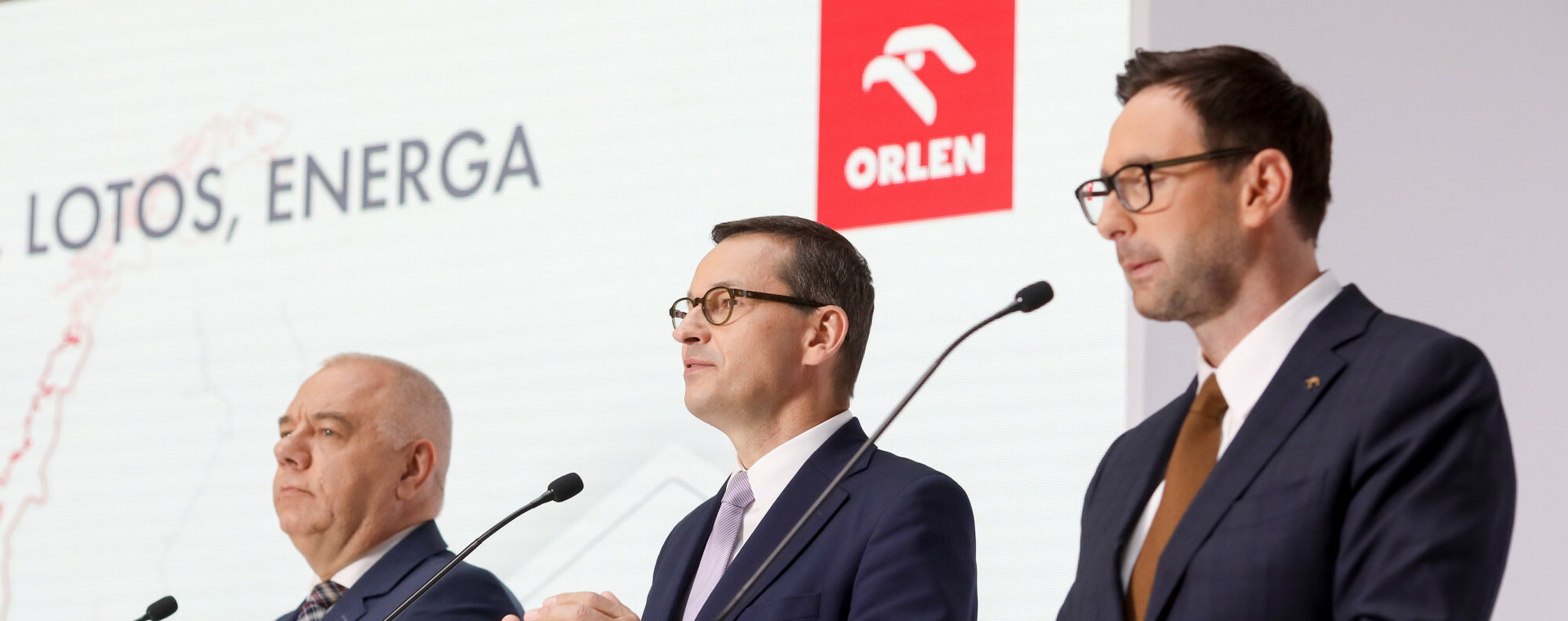 Wicepremier Jacek Sasin, premier Mateusz Morawiecki i Daniel Obajtek, prezes PKN Orlen podczas konferencji w 2020 r. o przejęciu Lotosu przez Orlen. To na skutek tego przejęcia Saudi Aramco może kupić 30 proc. udziałów w Rafinerii Gdańskiej.