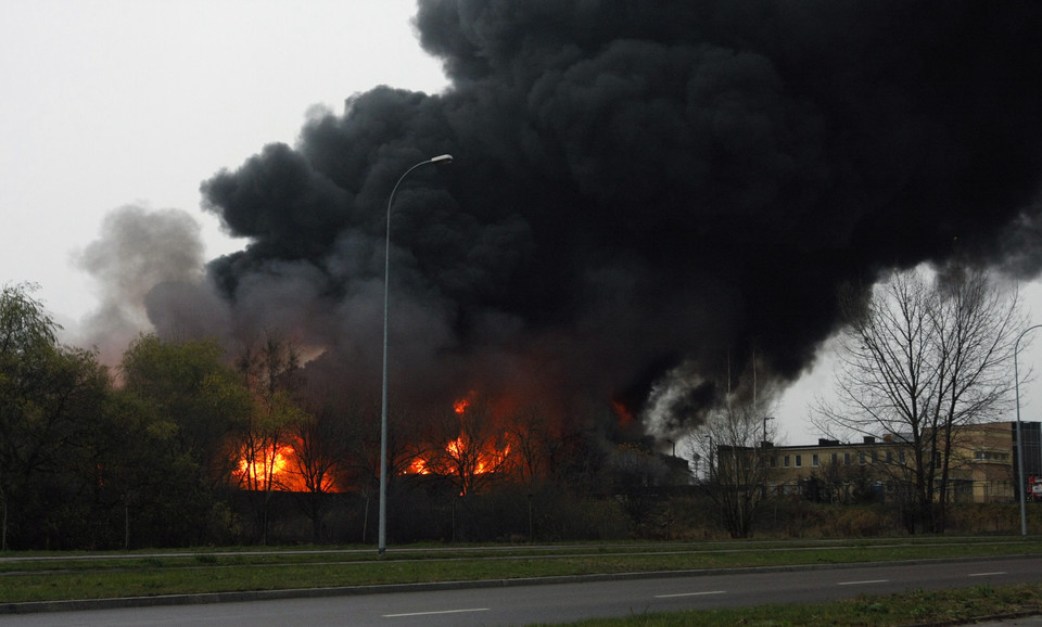 Wypadek kolejowy w Białymstoku. Pożar po wybuchu cystern, fot. Artur Reszko/PAP