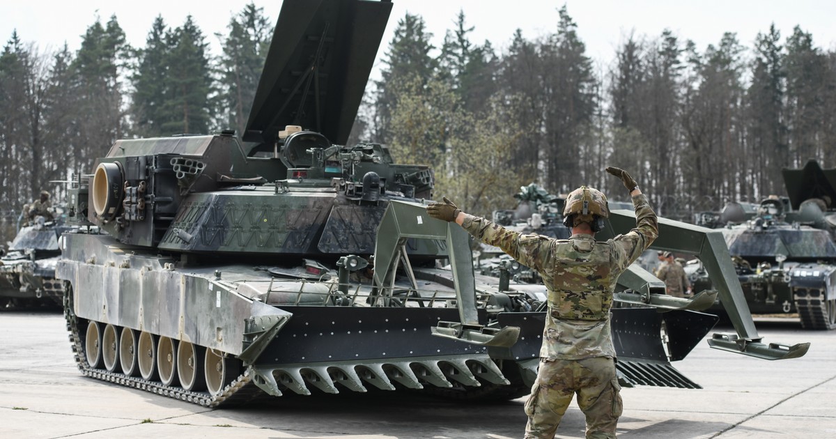 エイブラムスはサポートを受けます。ポーランド軍の25台のサッパー車両M1150 ABV