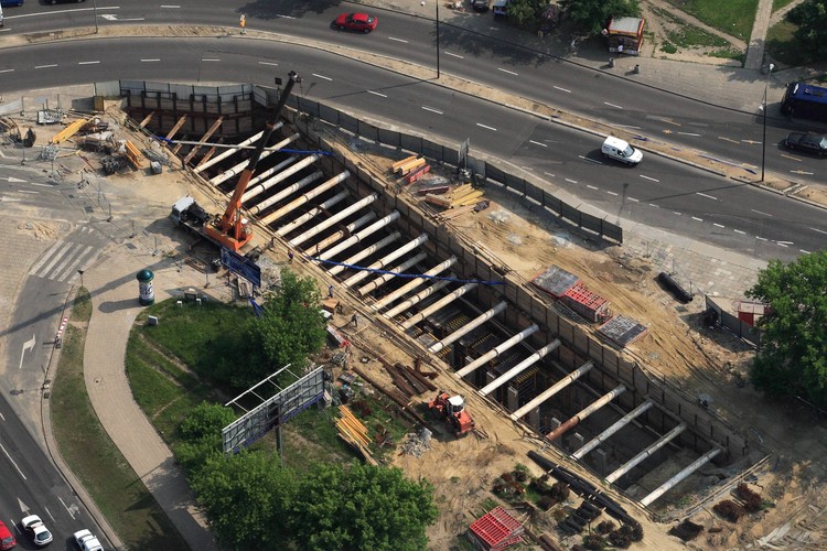 W latach 2001-2008 otwierano kolejne stacje metra – od „Ratusza” (2001 r.) przez „Marymont” (2006 r.) po „Słodowiec” i „Młociny” (2008 r.). Na zdjęciu: budowa stacji Słodowiec z lotu ptaka, Fot. Aleksander Prugar.