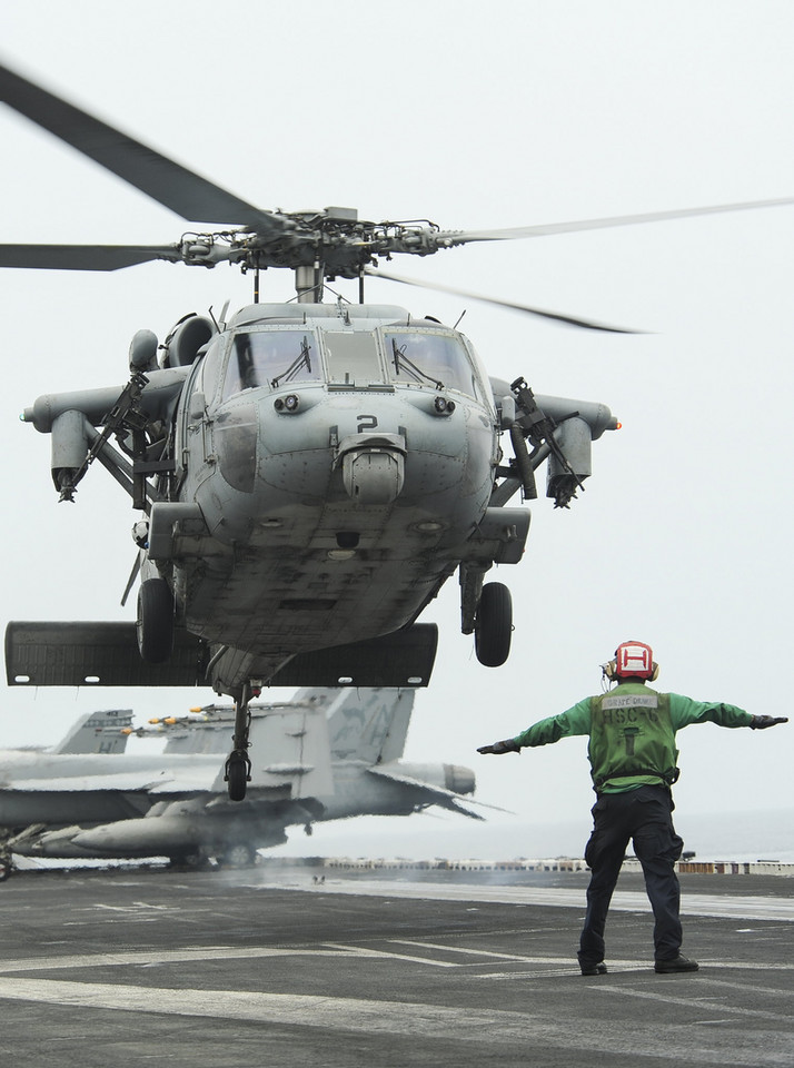 Sikorsky MH-60S Sea Hawk ląduje na pokładzie USS Nimitz