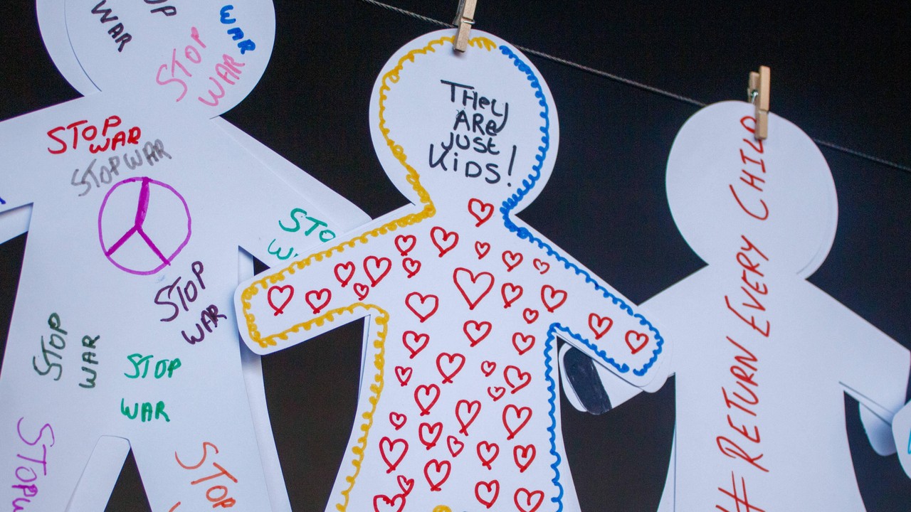 Był sam w domu, gdy wtargnęli do niego żołnierze w kominiarkach. Wstrząsająca relacja nastolatka, którego Rosjanie siłą wywieźli z Chersonia