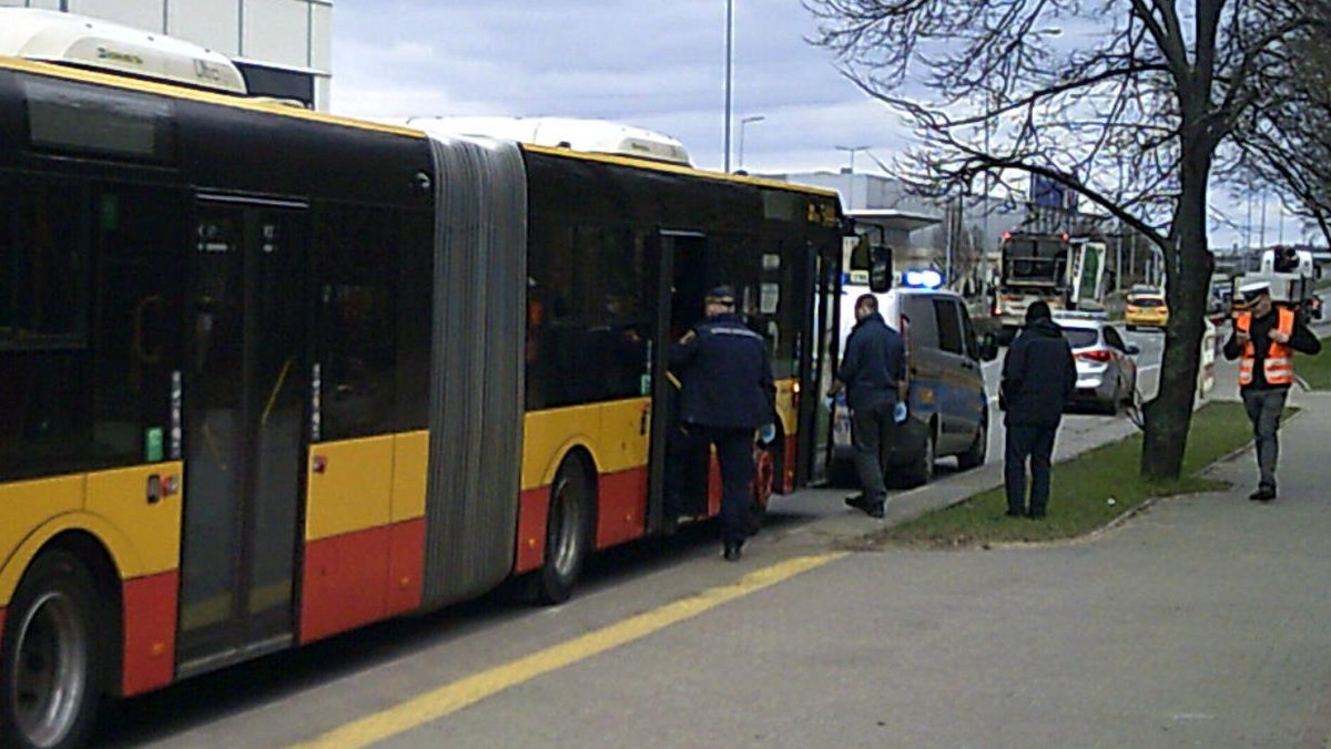 Warszawa: Strażnicy uratowali pasażera. "45 minut wyczerpującej akcji"