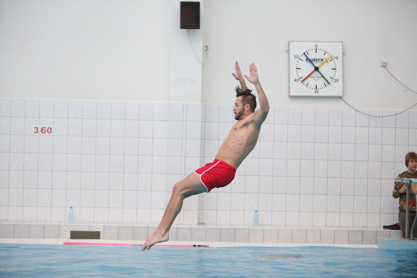 Przemysław Cypryański na basenie na treningu do Celebrity Spalsh