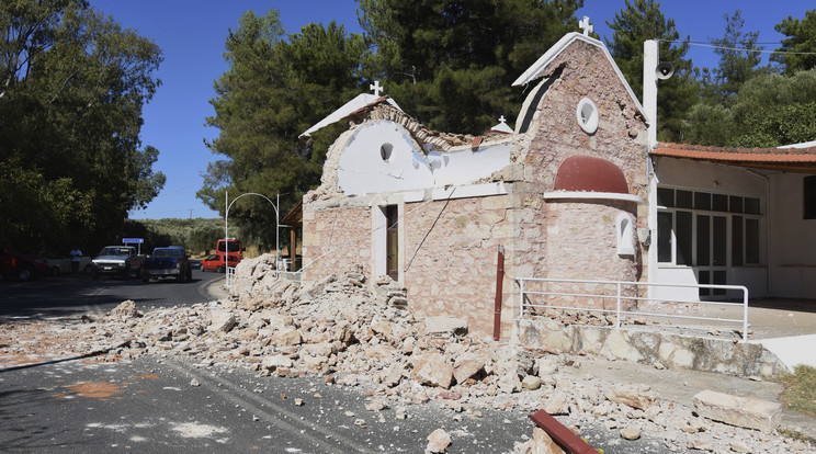 Súlyosan megrongálódott kápolna a Kréta szigetén fekvő Arkalochoriban 2021. szeptember 27-én, miután a Richter-skála szerinti 6,5-ös erősségű földrengés rázta meg a térséget / Fotó: MTI EPA
