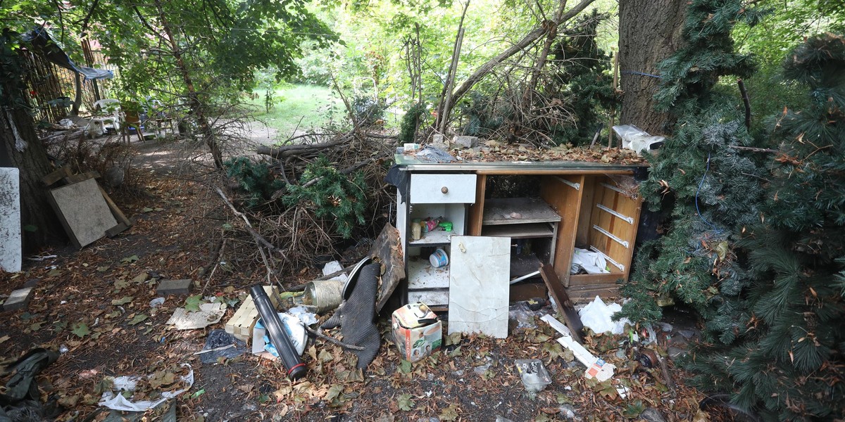 Warszawa. Piękny park w sercu stolicy zmienił się w koczowisko dla bezdomnych.