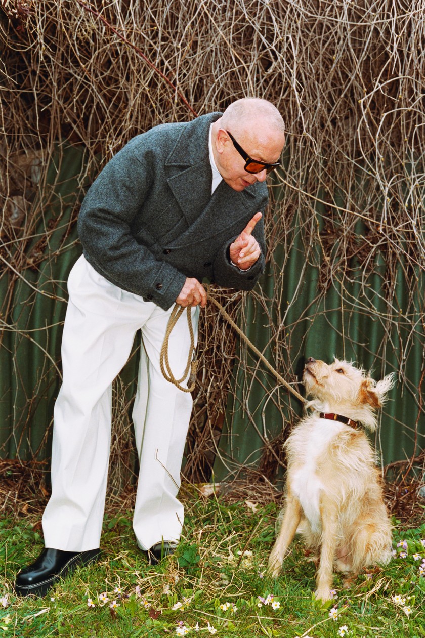 BOTTEGA VENETA Cabanjacke, Rollkragenpullover, Hose und Schuhe. Dunhill Sonnenbrille aus Azetat.