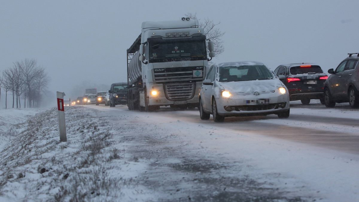 Na Podkarpaciu dziś rano blisko 80 pługopiaskarek pracowało na drogach krajowych i wojewódzkich. Wszystkie drogi są przejezdne – powiedział dyżurny Podkarpackiego Zarządu Dróg Wojewódzkich w Rzeszowie Arkadiusz Krawiec.