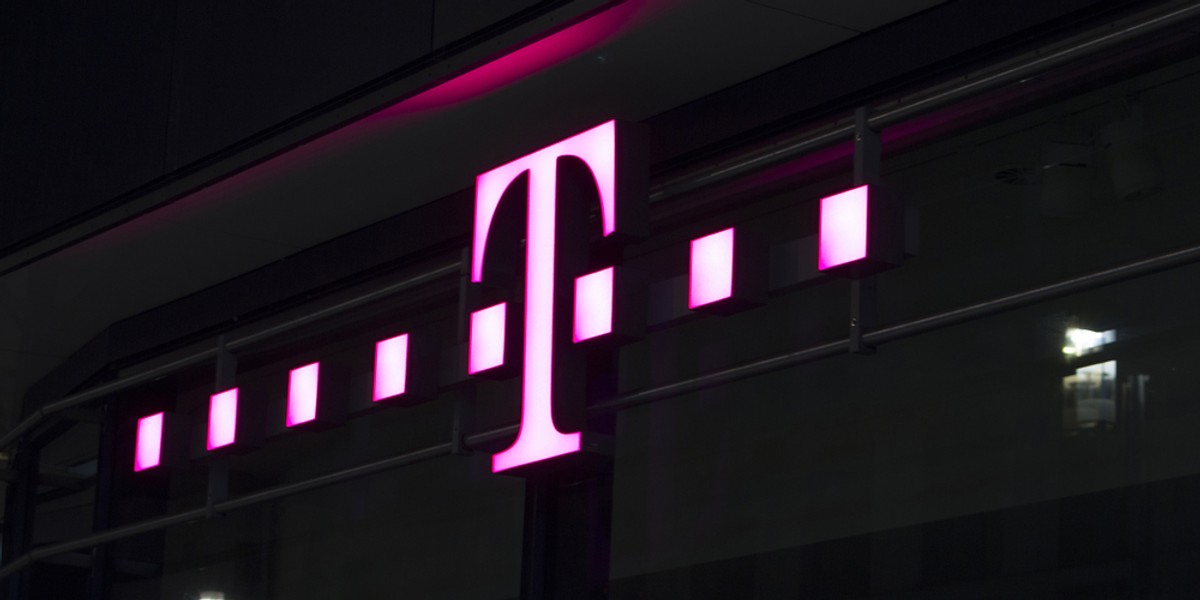 T-Mobile zwiększył liczbę klientów, ale zmniejszył przychody i zysk operacyjny. Spółka tłumaczy, dlaczego