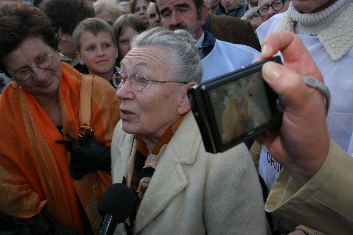 Anna Walentynowicz podczas odsłonięcia pomnika "Solidarność" przed zakładem karnym dla kobiet w Grudziądzu, 2006 rok