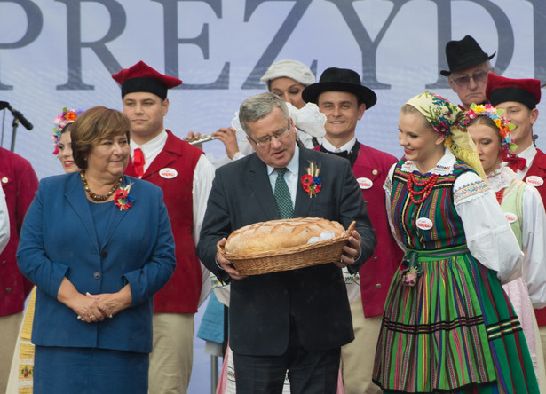 Prezydent Bronisław Komorowski z małżonką w trakcie Dożynek Prezydenckich w Spale. Fot. PAP/Grzegorz Michałowski