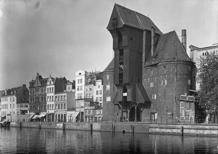 Żuraw i sąsiadująca zabudowa na Długim Pobrzeżu w 1940 r. Źródło: Bildarchiv Foto Marburg