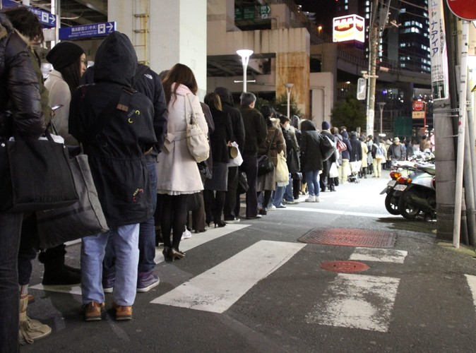Z powodu trzęsienia ziemi wstrzymano pociągi. W Jokohamie w kolejkach do taksówek ustawiały się dziesiątki ludzi